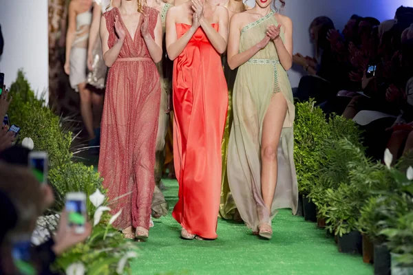 defile sonundaki modelleri