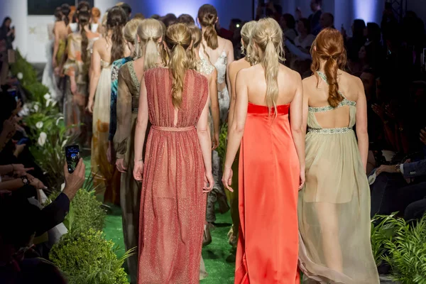 defile sonundaki modelleri