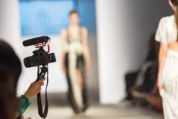 Filming in fashion show — Stock Photo, Image