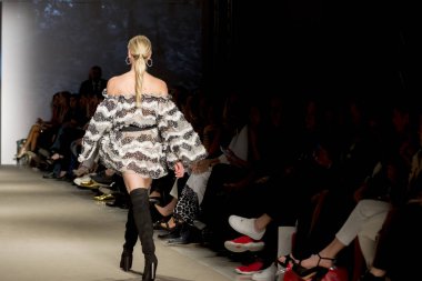 Moda gösterisinde modelleri