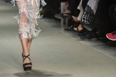 Moda gösterisinde modelleri