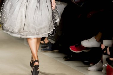 Moda gösterisinde modelleri