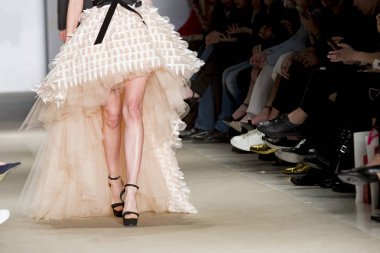 Moda gösterisinde modelleri