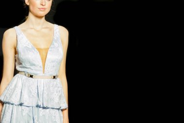 moda gösterisinde kılığında modeli