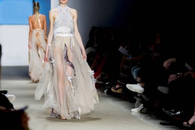 Moda gösterisinde modelleri