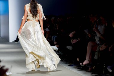 Moda gösterisinde modelleri