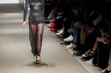 Moda gösterisinde modelleri