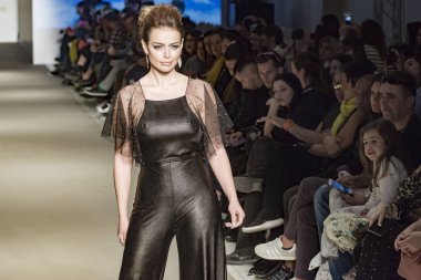 moda gösterisinde kılığında modeli