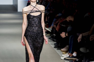 moda gösterisinde kılığında modeli