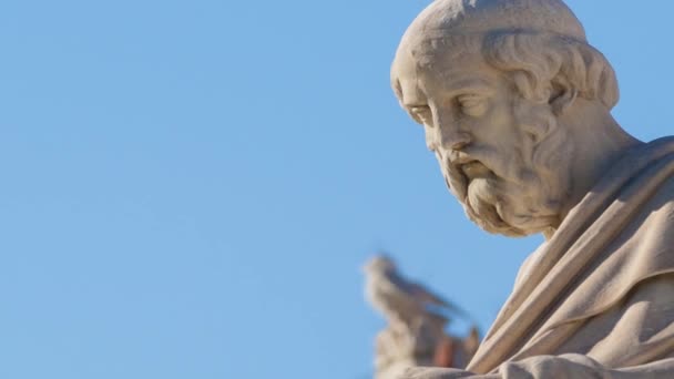 Estátua Clássica Filósofo Grego Platão Sentado — Vídeo de Stock