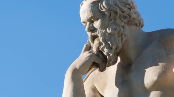Klassieke Standbeeld Van Griekse Filosoof Socrates Zitten — Stockvideo