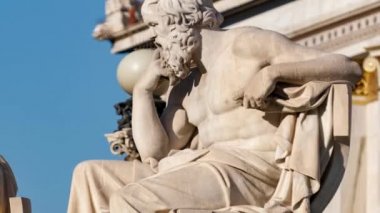 Yunan filozofların klasik heykelleri Plato ve Sokrates