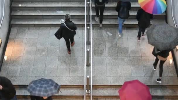 날씨에 입구에서 지하철역으로 사람들 쳐다보고 — 비디오