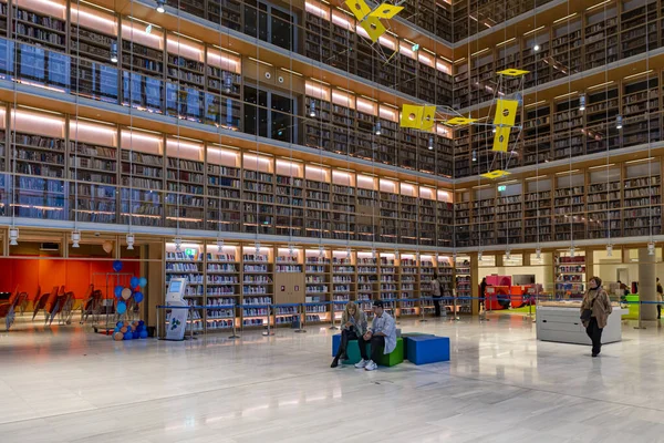새로운 현대 공공 도서관 — 스톡 사진