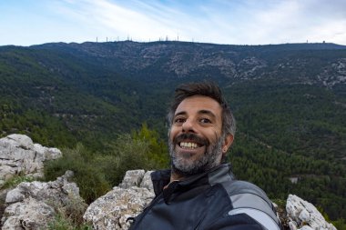 Genç adam selfie çekiyor.