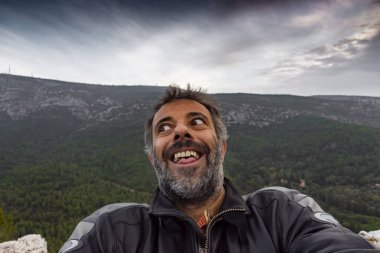 Genç adam selfie çekiyor.