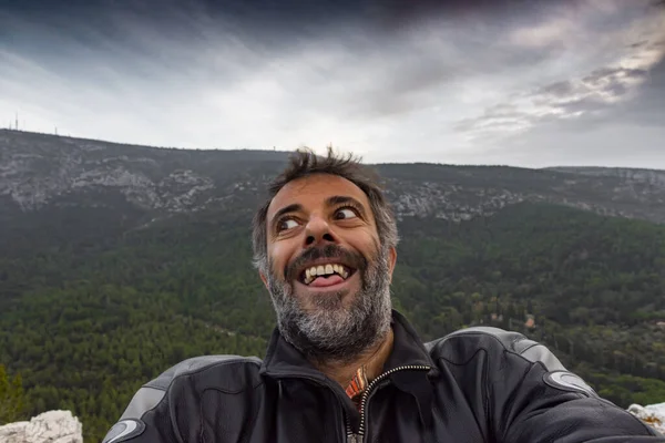 Ung mand solo rejsende tager selfie Stock-billede