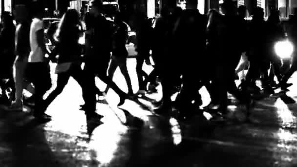 Powolny Ruch Pieszych Podczas Przekraczania Ulicy Nocy Czarno Białe Wideo — Wideo stockowe