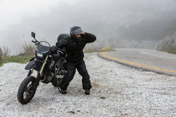 Cavalier essayant de voir à travers le brouillard lors d'une promenade d'aventure sur le — Photo