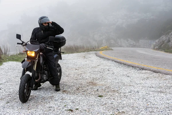 Rider Forsøger Gennem Tågen Eventyr Tur Bjergene Med Sin Motorcykel Stock-foto