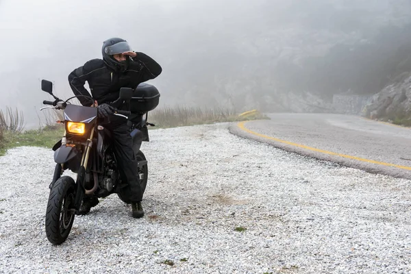 Jezdec se snaží vidět skrz mlhu na dobrodružné jízdě na Stock Obrázky