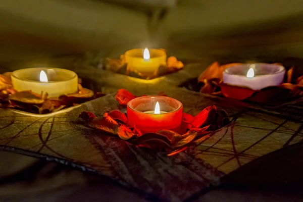 Warme Atmosphäre mit Kerzen — Stockfoto