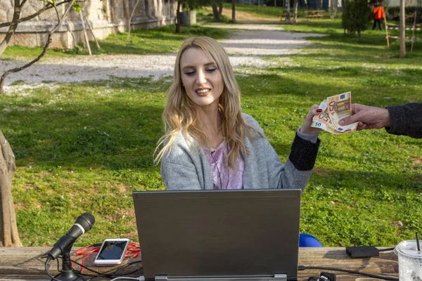 Ženské Blondýny Blogger Příjem Peněz Inzerentů Práce Venku Peníze Recenzi — Stock fotografie