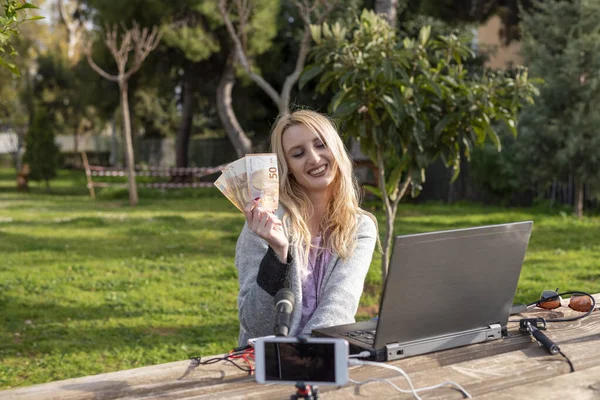 Blogger Rubia Mujer Demuestra Dinero Ganado Los Servicios Internet Trabajando — Foto de Stock