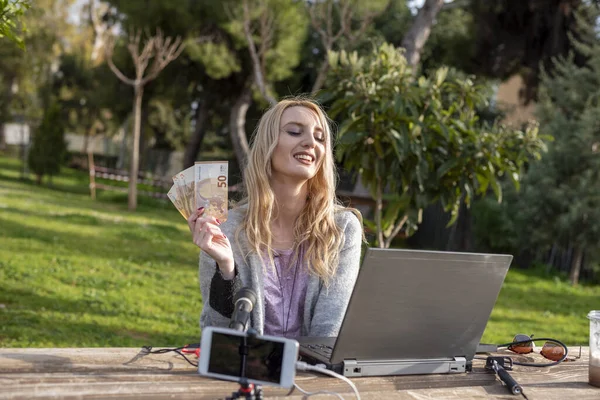 Blogger Rubia Mujer Demuestra Dinero Ganado Los Servicios Internet Trabajando — Foto de Stock