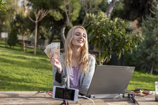 Female Blond Blogger Demonstrates Money Earned Internet Services Working Outdoors Stockfoto