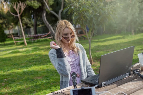 Blogger Rubia Interactuando Con Sus Seguidores Trabajando Aire Libre Viajando — Foto de Stock