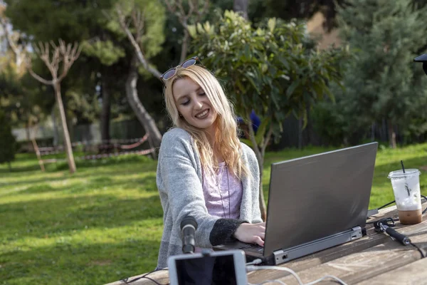 Blogger Rubia Interactuando Con Sus Seguidores Trabajando Aire Libre Viajando — Foto de Stock