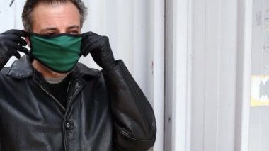 Koruyucu bir maske takan bir adamın portresi - covid 19 projesi