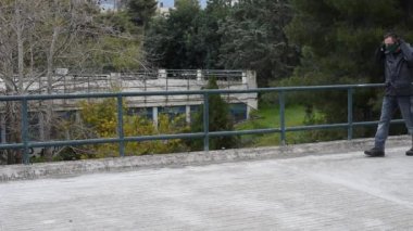 Koruyucu bir maske takan bir adamın portresi - covid 19 projesi