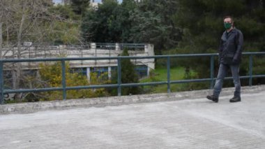 Koruyucu bir maske takan bir adamın portresi - covid 19 projesi