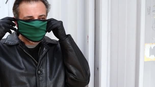 Ritratto Uomo Mentre Indossa Una Maschera Protettiva Covid Progetto — Video Stock