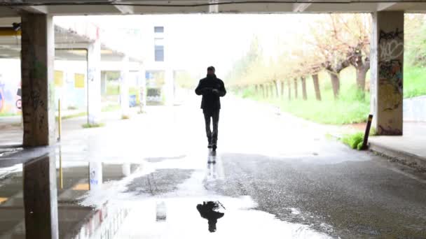 Promenader Man Bär Mask Och Handskar För Skydd Promenader Mot — Stockvideo