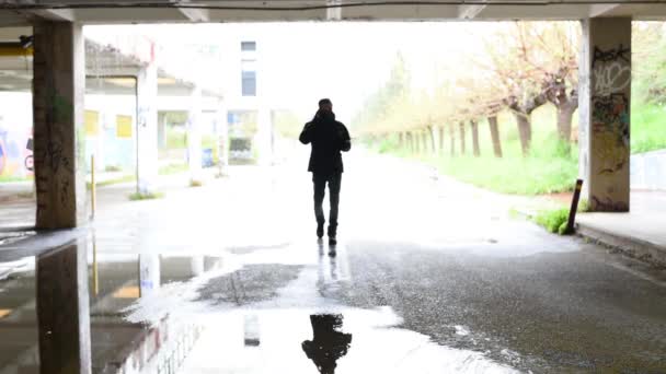 Promenader Man Regnig Dag Med Skyddsmask Och Handskar Kommer Mot — Stockvideo