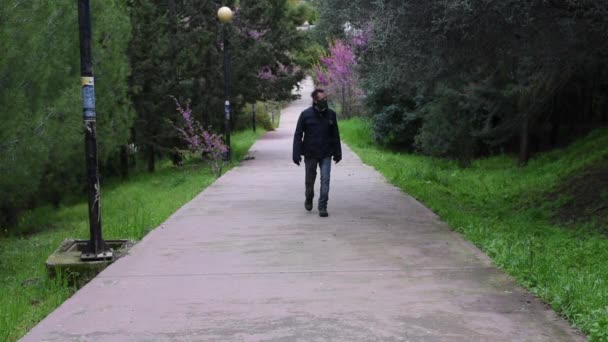 Uomo Con Maschera Guanti Che Cammina Verso Fotocamera Durante Covd — Video Stock