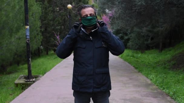Hombre Con Máscara Protectora Frente Cámara Máscara Guantes Durante Amenaza — Vídeos de Stock