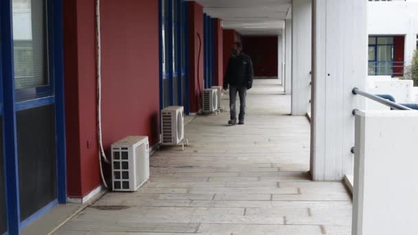 Hombre Usando Máscara Protectora Guantes Caminando Edificio Cerrado Vacío Máscara — Vídeos de Stock