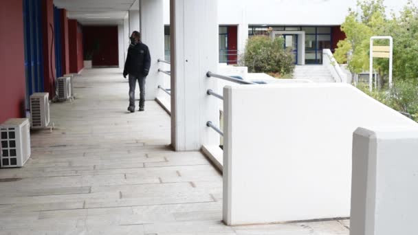 Man Bär Sin Skyddsmask Och Handskar Promenader Tom Sluten Byggnad — Stockvideo