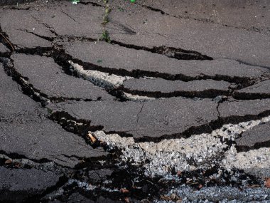 kırık bir asfalt yol yüzeyi