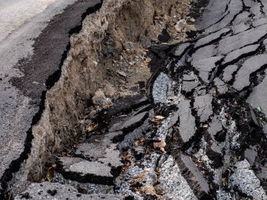 kırık bir asfalt yol yüzeyi