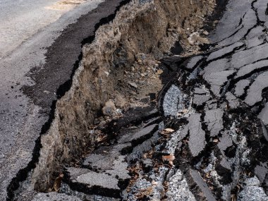 kırık bir asfalt yol yüzeyi