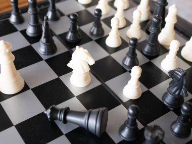 Siyah beyaz odaklı satranç tahtası oyunu