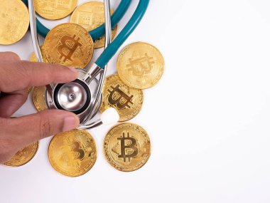 Cryptocurrency tıbbi kavramı ile bir altın bitcoin sikke