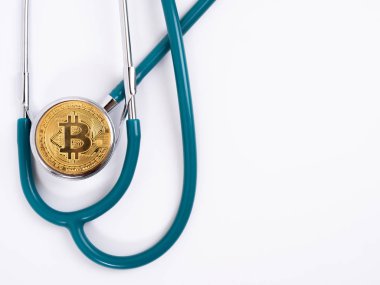 Cryptocurrency tıbbi kavramı ile bir altın bitcoin sikke
