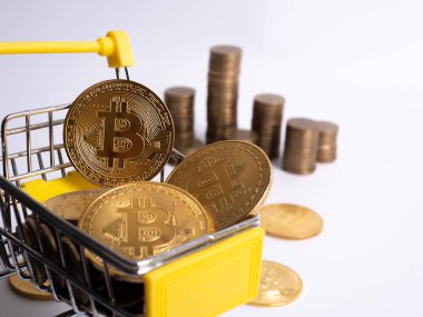 Kripto parası öde: süpermarket arabası altınla dolu.