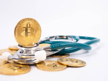 Cryptocurrency tıbbi kavramı ile bir altın bitcoin sikke